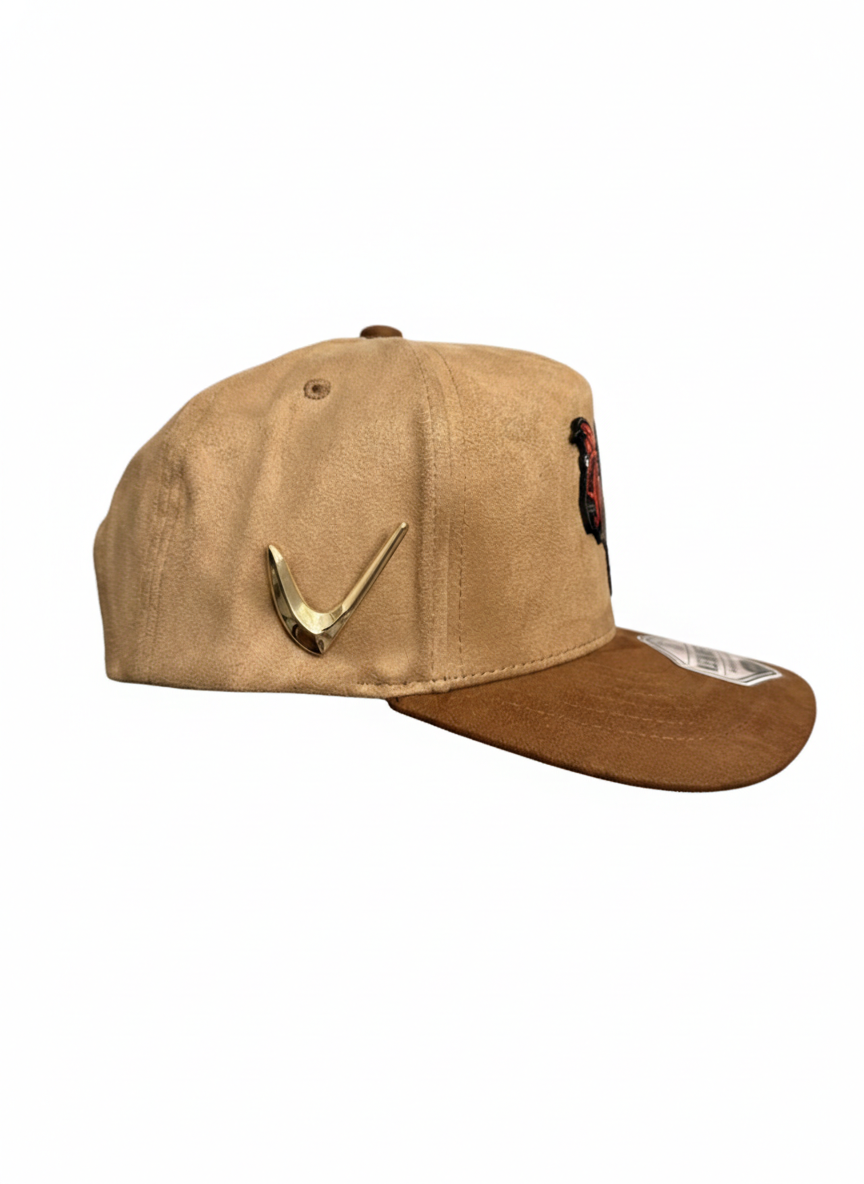 Gorra Gallo Fino de Pelea - Edición Nuevo Imperio en Gamuza Café