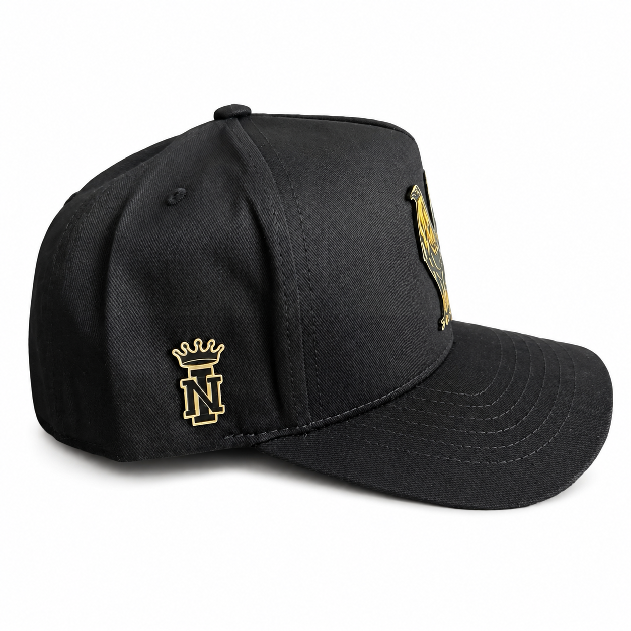 Gorra Gallo De Oro — Placa Dorada | Nuevo Imperio
